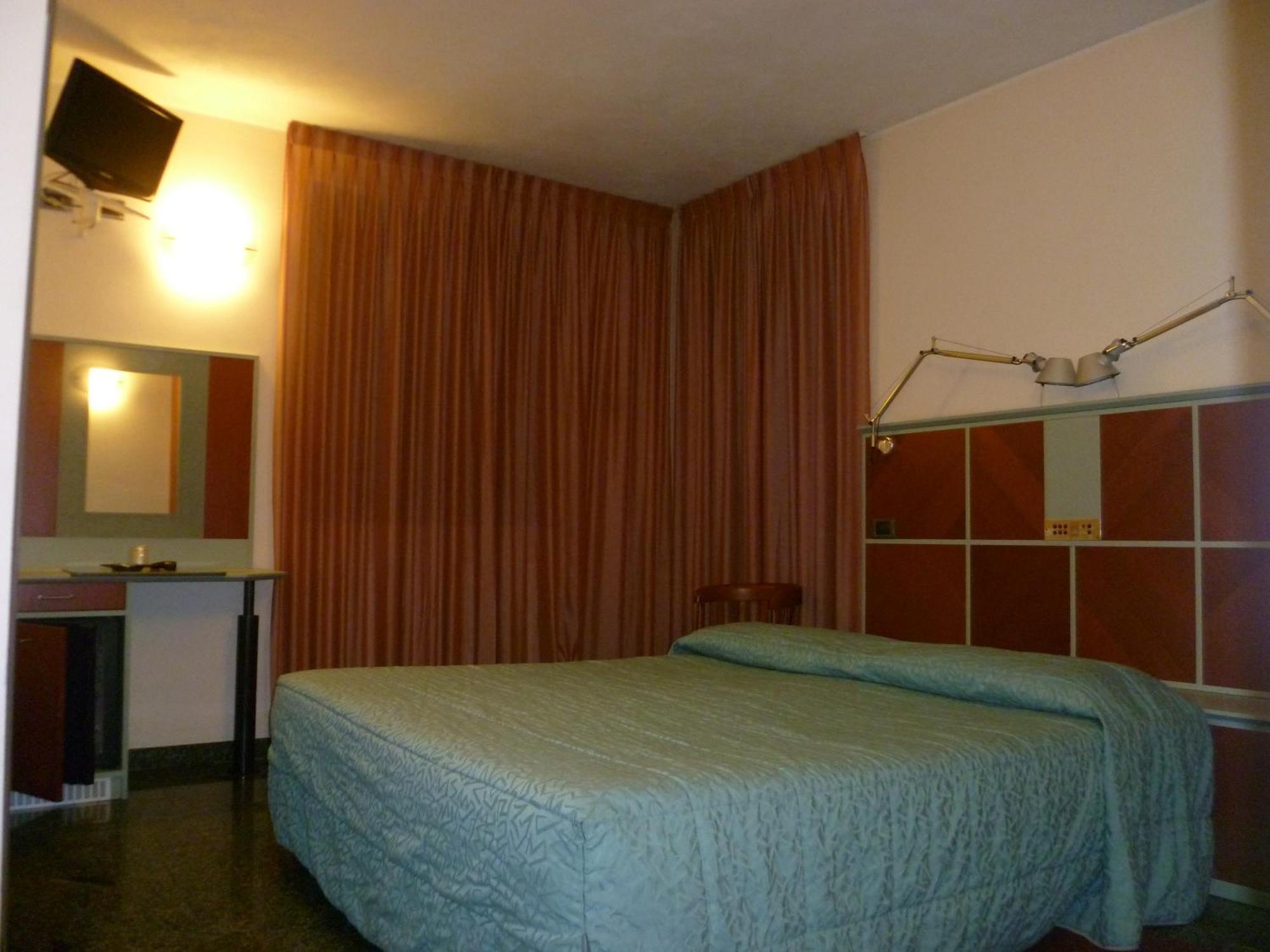 Hotel Derby Априка Екстериор снимка